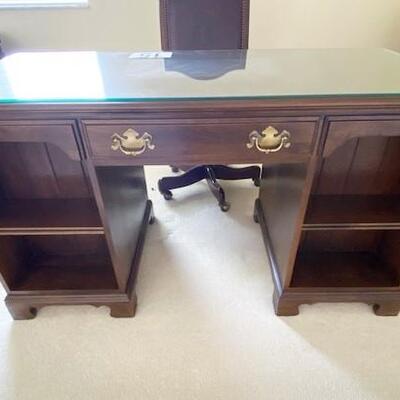 LOT#15B2: Ethan Allen Desk with Office Chair