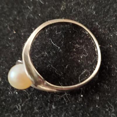 Pearl Ring - Ivory tone with slight pink hue