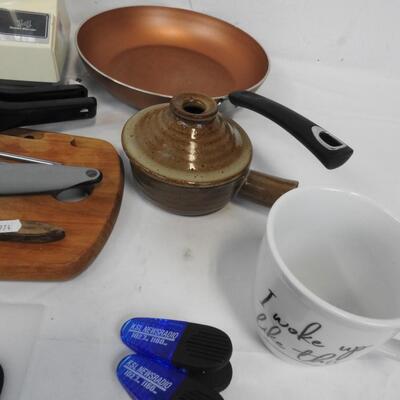 22 pc Kitchen: Hamilton Beach Vintage Blender, Small Wooden Cutting Board, Pan