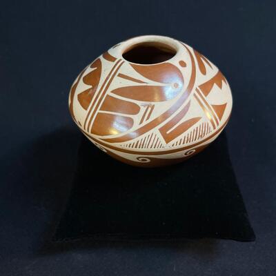 Native American pot Signed C G Loretto Jemez Pueblo