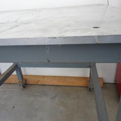 LOT 871  METAL WORK TABLE ON WHEELS WITH ALUMINUM TABLE TOP