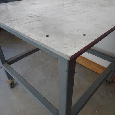 LOT 871  METAL WORK TABLE ON WHEELS WITH ALUMINUM TABLE TOP