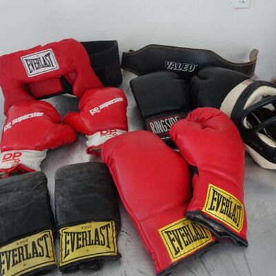 LOT 872 BOXING GEAR AND WEIGHT LIFTING BELTS