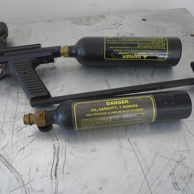 LOT 904. PAINTBALL GUN AND TWO CANISTERS