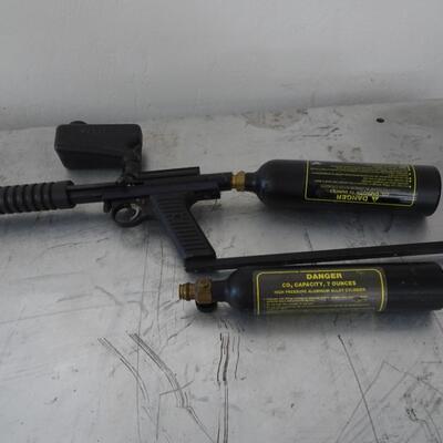 LOT 904. PAINTBALL GUN AND TWO CANISTERS