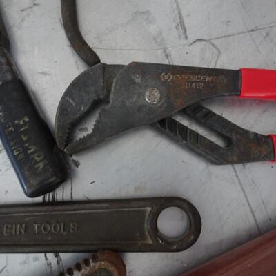 LOT 912. WRENCH AND TOOLS