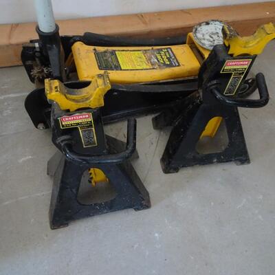 LOT 926   3 TON FLOOR JACK AND  TWO JACK STANDS