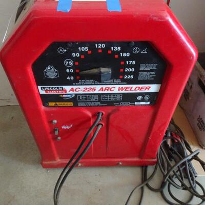 LOT 910.  LINCOLN ELECTRIC ARC WELDER