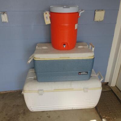 LOT 941. IGLOO DRINK DISPENSER AND TWO ICE CHEST