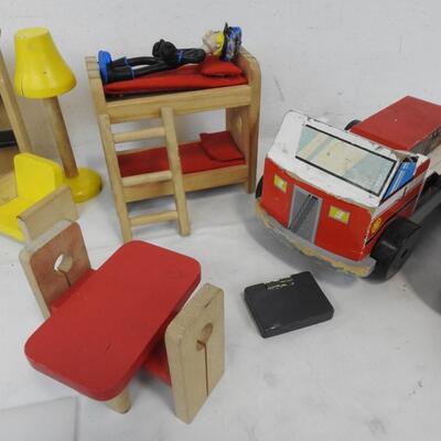 18 pc Toys Lot: Wooden Doll House Furniture, Wooden Firetruck & Motorcycle