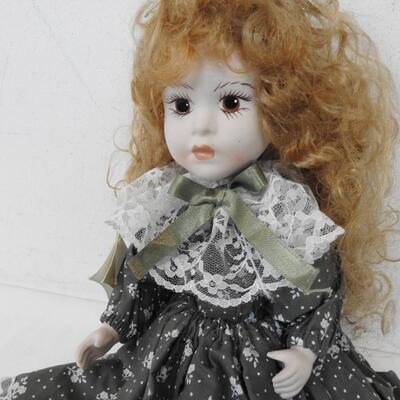 Creazioni Porcelain Doll. Light Brown Hair, Brown Eyes, Green Dress, 13