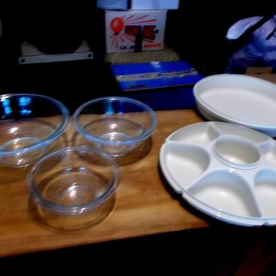 Lot of : Set of Pyrex Glass Mixing Bowls and Tupperware Veggie and Dip Server