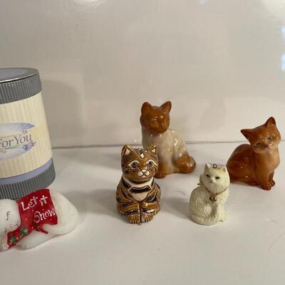 Lot 28  Cat Figurines Fenton and Royal Doulton