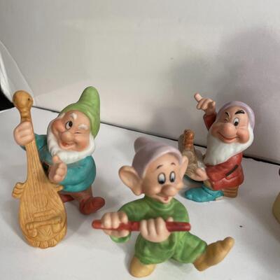 Lot 32  Snow White and the Seven Musical Dwarfs