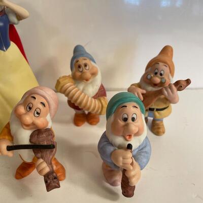 Lot 32  Snow White and the Seven Musical Dwarfs