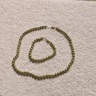Vintage Green Pearl Necklace and Bracelet