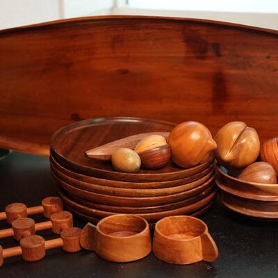 GROUPING OF MID CENTURY STYLE WOODEN TABLE WARES.