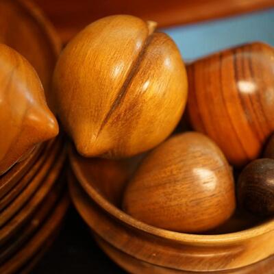 GROUPING OF MID CENTURY STYLE WOODEN TABLE WARES.