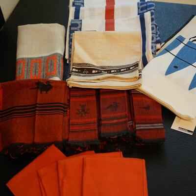 GROUPING OF TABLE  LINENS COLORFUL MID CENTURY STYLE