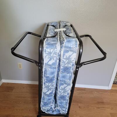 Roll away bed 