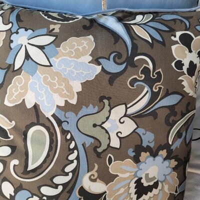 2 Throw pillows