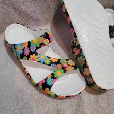 2 pr Dawgs sandals