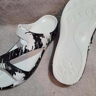 2 pr Dawgs sandals