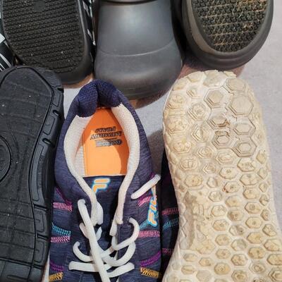 Crocs and Fils 