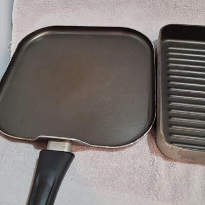 2 Griddle skillets