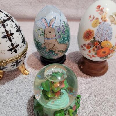 3 eggs & a snow globe
