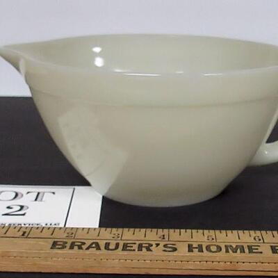 Nice Vintage Fire King Oven Ware Ivory Spouted Batter Mixing Bowl