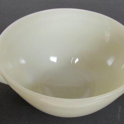 Nice Vintage Fire King Oven Ware Ivory Spouted Batter Mixing Bowl