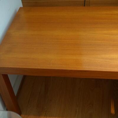 END TABLE TEAK WOOD IN LIGHT COLOR, CUBE FORM.