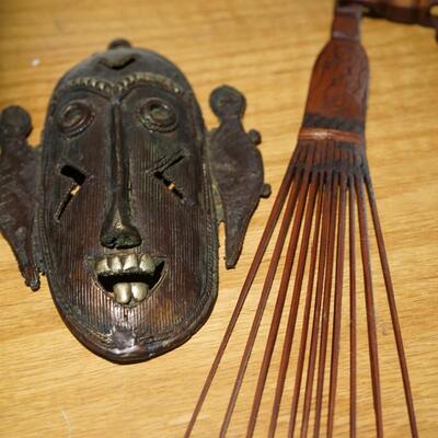 SMALL DECORATIVE METAL MASK / WOODEN CARVED ANTIQUE AFRICAN COMB