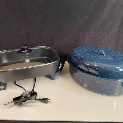 Lot 120 GE Electric SKillet (6 Liter Capacity) and Blue Enamel Roasting Pan