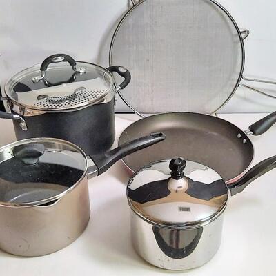Lot 130  Farberware Pot  w/ Strainer, Farberware Pans, Misc. Red Saute Pan, and Spatter Screen