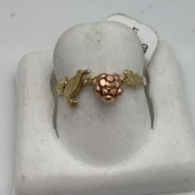 14 k solid gold ring .4.9 grams size 6