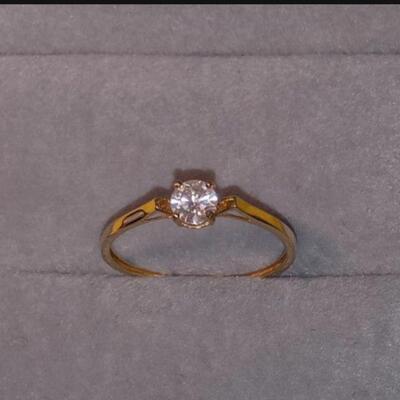 14 k gold ring diamond solitare  3.9 g zize 8