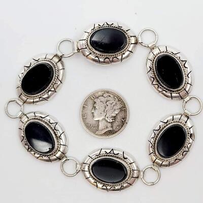 Sterling silver and black onyx bracelet . 17.9 g