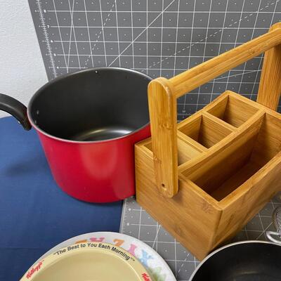 Kitchen Ware Lot: Can Opener, Bento Box Etc.