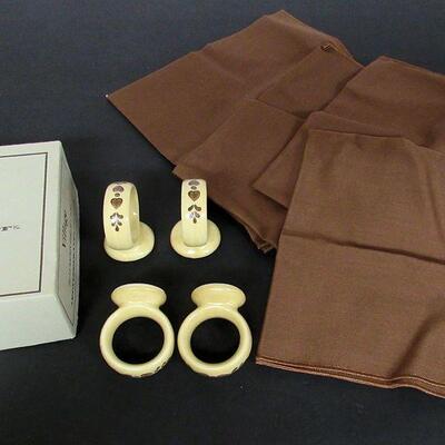 Pfaltzgraff Village Napkin Rings, Napkins, Original Box
