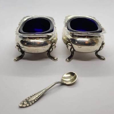 2 vintage 925 sterling fisher salt cellars with kobolt blue glass inserts.272 .g Reserve set
