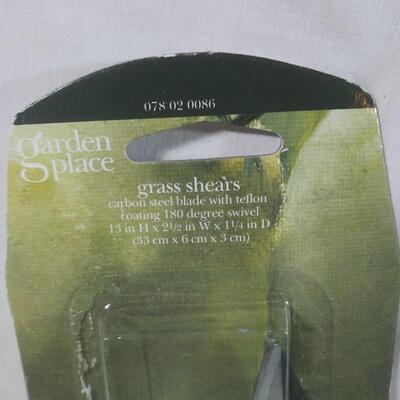 #212  Garden Place Grass Shears