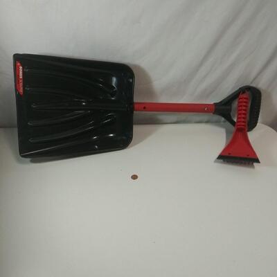 #313  Snow Shovel w/expandable Handle and Scraper