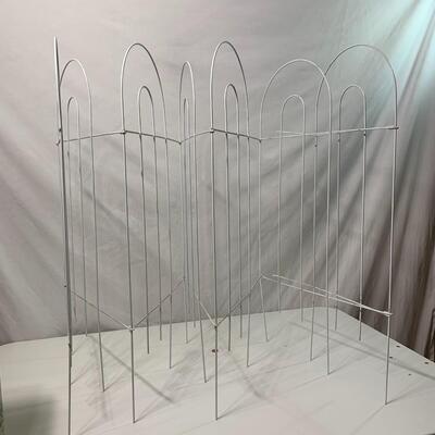 #456  Wire Picket Fence - 5 sections - only 1 shown in photo