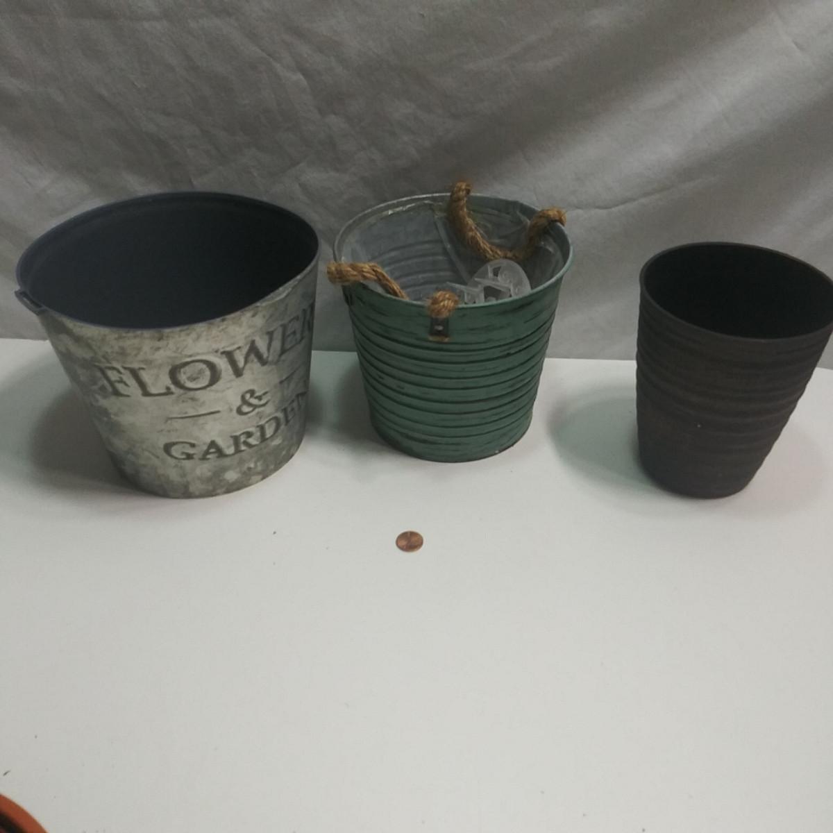 #468 3 Flower Pots | EstateSales.org