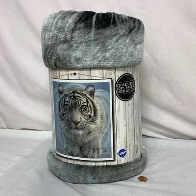 #476  White Tiger Blanket