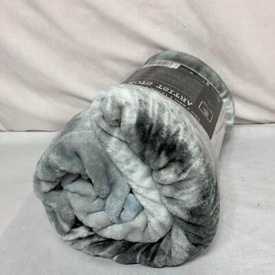 #476  White Tiger Blanket