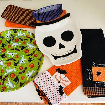 Lot 120 Halloween Group Trays Skull Platter Kitchen Towels