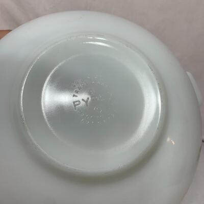 #405 2 - Vintage Pyrex bowls
